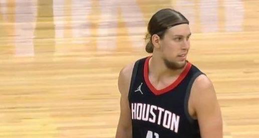 湖人双星闪耀末节,逆转独行侠守住前八席位    湖人双星闪耀末节,逆转独行侠守住前八席位